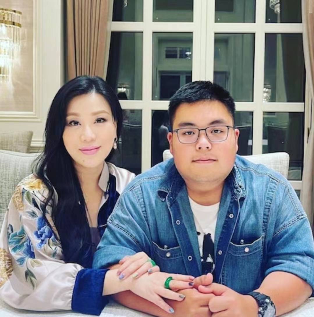 吕伟良老婆在社交平台上分享儿子的近照，瞬间引起网友们的关注以及讨论(图10)