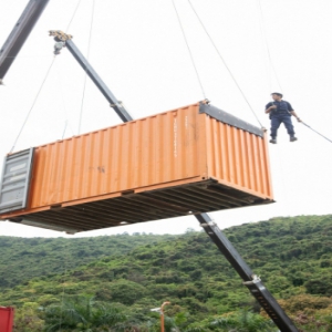 谢霆锋《海关战线》高吊7层楼往下摔，二话不说亲身上阵，让一旁的跟拍摄影师吓得一身冷汗